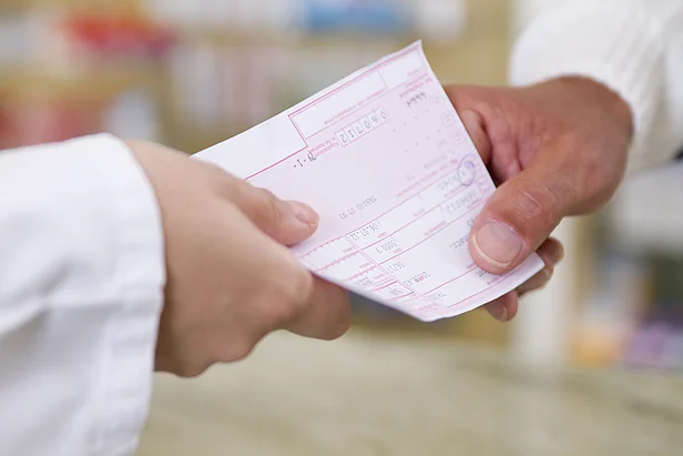 Foto Arzneimittelrezept in den Händen